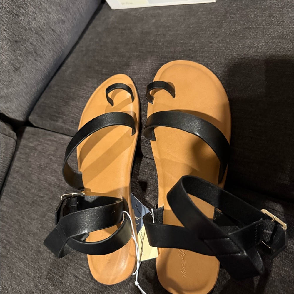 🥬Black Strappy Sandals